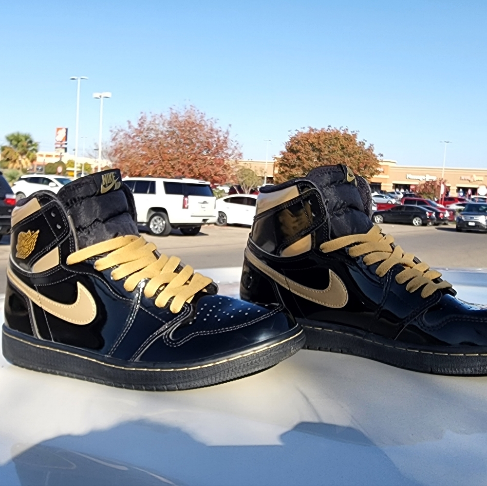 The Air Jordan 1 Retro High OG 'Black Metallic Gold'